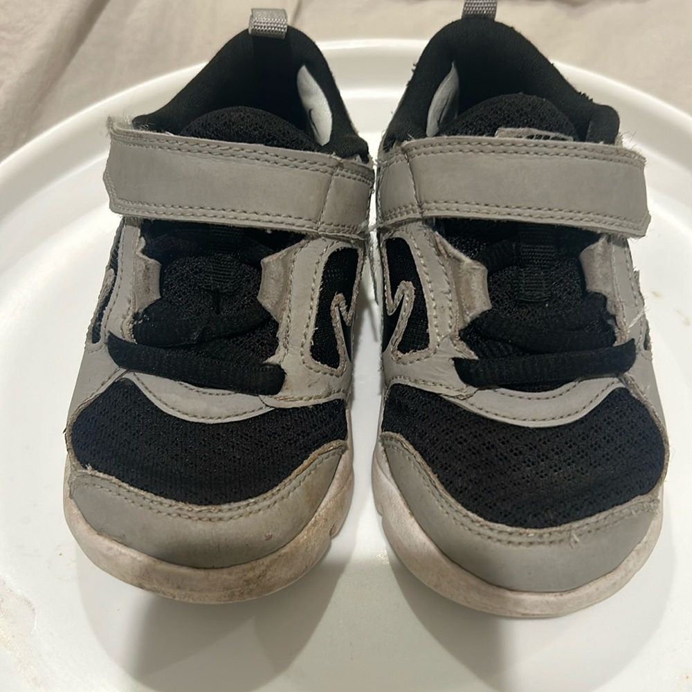 Toddler boy size 8 Nike. Front strap very comfortable.